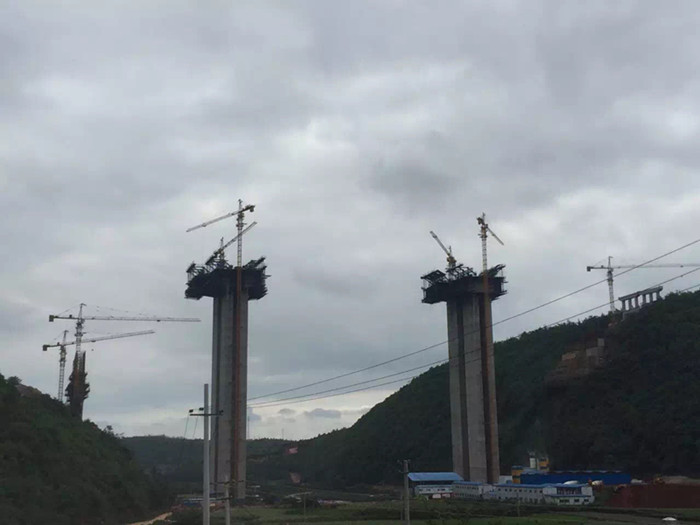 Jembatan Jalan Tol Xiaolong Grup Biro 18 Kereta Api Tiongkok di atas Sungai Naga